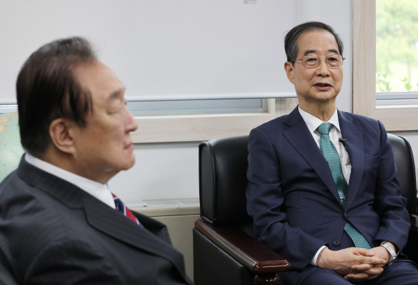 3일 서울 여의도 국회 헌정기념관을 찾은 한덕수 전 국무총리가 발언하고 있다. 왼쪽은 정대철 헌정회장. /사진=연합뉴스