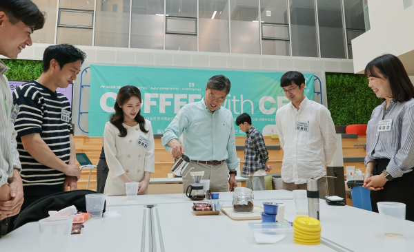 황병우 iM금융그룹 회장이 지난 달 24일 대구 iM뱅크 제2본점에서 진행된 지주사 임직원과의 타운홀 미팅에서 바리스타 체험을 하고 있다. / 사진 =  iM금융그룹