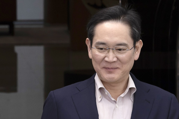 @ 일본 출장을 마친 이재용 삼성전자 회장이 지난달 9일 서울 강서구 김포비즈니스항공센터를 통해 귀국하고 있다. /사진=연합뉴스