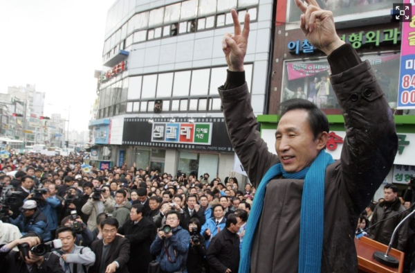 2007년 12월 3일 경기도 의정부 의정부동 중앙로에서 열린 거리유세 도중 계란을 옷에 맞은 한나라당 이명박 대선후보가 옷에 계란이 묻은 채로 지지자들에게 손흔들어 인사하고 있다. /사진=연합뉴스