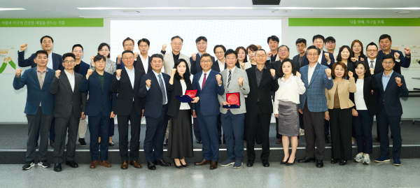 12일 서울 강남 수서 본사에서 열린 풀무원 창사 41주년 기념식에서 이우봉 총괄CEO(첫번째 줄 왼쪽 일곱번째)를 비롯한 경영간부직, 풀무원인(人)상 수상자들이 창사 기념식 종료 후 기념 촬영을 하고 있다./사진=풀무원