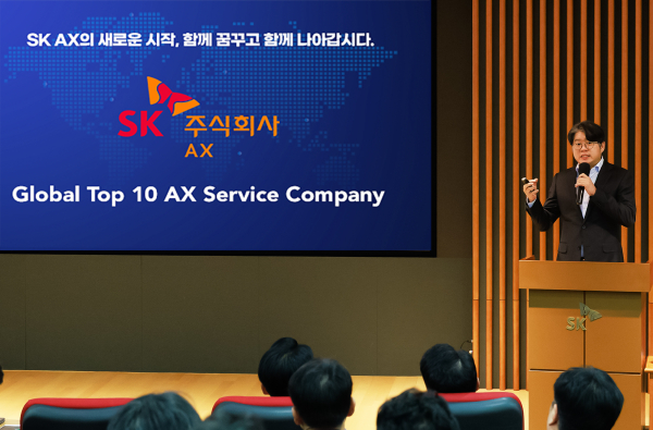 지난 12일 윤풍영 SK AX 사장이 새로운 사명 의미와 성장 비전을 소개하는 모습./사진=SK AX