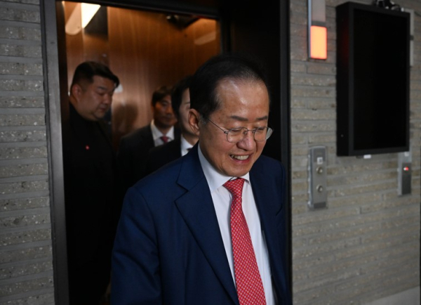 지난 4월 29일 서울 여의도 국민의힘 당사에서 열린 제21대 대통령 후보자 국민의힘 3차 경선 진출자 발표 행사에서 경선에 탈락 후 정계은퇴 의사를 밝힌 홍준표 후보가 당사를 나서고 있다. /사진=국회사진기자단