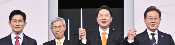 국민의힘 김문수(왼쪽부터)·민주노동당 권영국·개혁신당 이준석·더불어민주당 이재명 대선후보가 18일 서울 마포구 상암동 SBS 프리즘센터 스튜디오에서 열린 시작에 앞서 기념촬영을 하고 있다. /사진=국회사진기자단