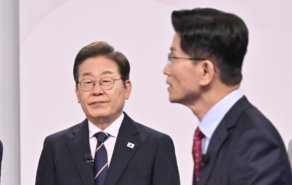 국민의힘 김문수(오른쪽)·더불어민주당 이재명 대선후보가 지난 18일 서울 마포구 상암동 SBS 프리즘센터 스튜디오에서 열린 제21대 대선 1차 후보자 토론회에 참석해 시작을 기다리고 있다. /사진=국회사진기자단