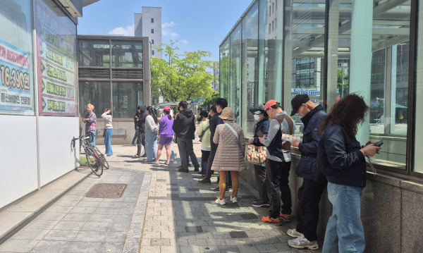 지난달 28일 서울의 한 SK텔레콤 대리점 앞에 유심을 교체하기 위해 찾아온 고객들이 줄을 서있다/ 사진 = 연합뉴스