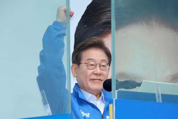 더불어민주당 이재명 대선 후보가 20일 경기 의정부 로데오거리에서 열린 유세에서 시민들에게 지지를 호소하고 있다. /사진=연합뉴스