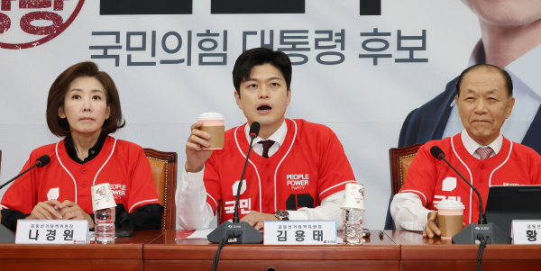국민의힘 김용태 비상대책위원장(가운데)이 19일 국회에서 열린 중앙선거대책위원회 회의에서 "어떤 분이 커피를 8천원에서 1만원 받는데 원가가 120원이더라 했다. 커피 관련 소상공인이 폭리를 취하는 것처럼 들린다"라며 발언하고 있다. /사진=연합뉴스