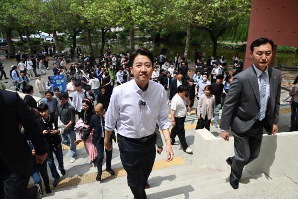 개혁신당 이준석 대선 후보가 22일 '학식먹자 이준석' 행사가 열린 인천 미추홀구 인하대학교를 방문해 이동하고 있다. /사진=연합뉴스