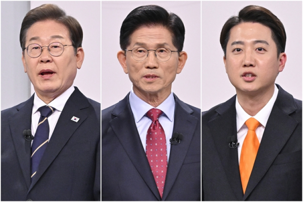 더불어민주당 이재명 대선후보(왼쪽부터), 국민의힘 김문수 대선후보, 개혁신당 이준석 대선후보가 18일 서울 마포구 상암동 SBS 프리즘센터 스튜디오에서 열린 제21대 대선 1차 후보자 토론회를 준비하고 있다. 2025.5.18 [국회사진기자단]