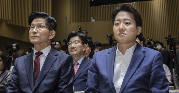 국민의힘 김문수 대선후보(왼쪽)와 개혁신당 이준석 대선후보가 5월 19일 서울 중구 서울시청에서 열린 '약자와 동행하는 서울 토론회'에 참석해 나란히 앉아 있다. /사진=연합뉴스