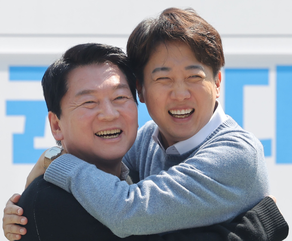 국민의힘 안철수 대선 경선 후보와 개혁신당 이준석 대선 후보가 4월 25일 경기도 성남시 판교역 앞 광장에서 열린 인공지능(AI) 관련 '미래를 여는 단비토크'에서 만나 포옹하고 있다. 그 후 안철수 의원은 이준석 후보를 찾아가 단일화에 응하라고 설득을 하기도 했다. /사진=연합뉴스