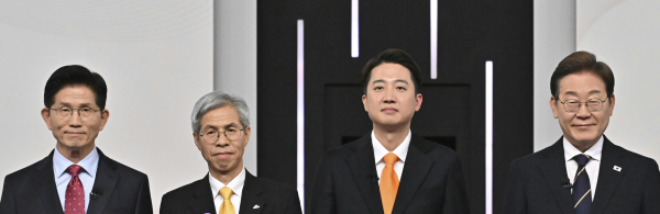 더불어민주당 이재명(오른쪽부터)·개혁신당 이준석·민주노동당 권영국·국민의힘 김문수 대선후보가 지난 5월 18일 서울 마포구 상암동 SBS 프리즘센터 스튜디오에서 열린 시작에 앞서 기념촬영을 하고 있다. /사진=[국회사진기자단
