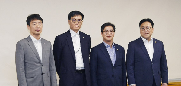 김범석 기획재정부 장관 직무대행이 23일 서울 중구 은행회관에서 열린 '거시경제·금융현안 간담회' 시작에 앞서 기념 촬영하고 있다. 왼쪽부터 이복현 금융감독원장, 이창용 한국은행 총재, 김범석 직무대행, 김병환 금융위원장 / 사진= 기획재정부photo@yna.co.kr