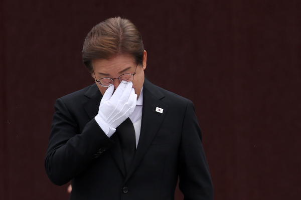 더불어민주당 이재명 대선 후보가 23일 경남 김해시 진영읍 봉하마을을 방문해 노무현 전 대통령 묘역 참배 및 헌화를 마친 뒤 눈물을 훔치고 있다. /사진=공동취재단