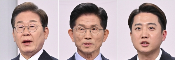 더불어민주당 이재명 대선후보(왼쪽부터), 국민의힘 김문수 대선후보, 개혁신당 이준석 대선후보가 18일 서울 마포구 상암동 SBS 프리즘센터 스튜디오에서 열린 제21대 대선 1차 후보자 토론회를 준비하고 있다./사진=국회사진기자단