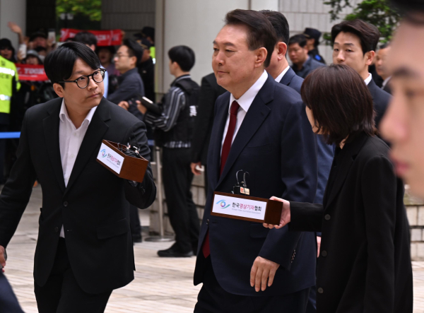 윤석열 전 대통령이 19일 서울 서초구 중앙지방법원에서 열린 내란 우두머리 혐의, 직권남용 권리행사방해 혐의 사건 4차 공판에 출석, 취재진의 질문을 받으며 이동하고 있다. /사진=공동취재단