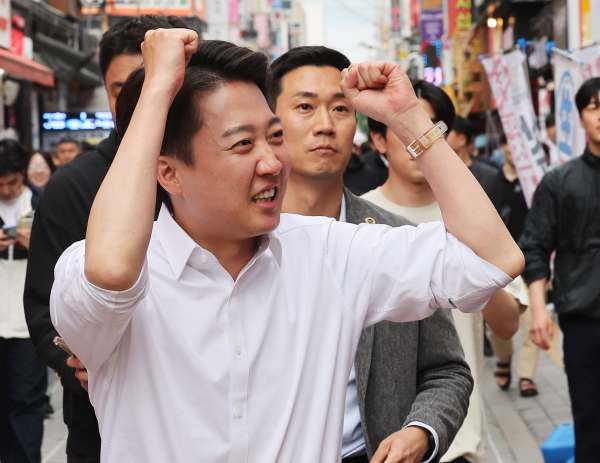 개혁신당 이준석 대선 후보가 24일 경기도 수원시 팔달구 수원역 로데오거리에서 시민들에게 인사하고 있다. /사진=연합뉴스