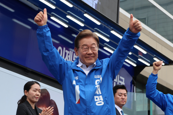더불어민주당 이재명 대선 후보가 24일 경기 부천시 부천역 북부광장에서 열린 유세에서 시민들에게 인사하고 있다. /사진=연합뉴스