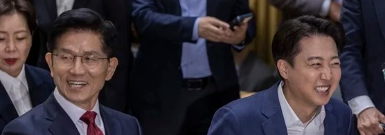 김문수 국민의힘 대선후보와 이준석 개혁신당 대선후보가 5월 19일 서울 중구 서울시청에서 열린 '약자와 동행하는 서울 토론회'에 참석했다. /사진=연합뉴스〉