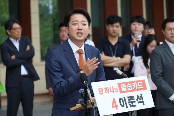개혁신당 이준석 대선 후보가 27일 서울 여의도 국회에서 국민의힘 김문수 후보와의 단일화에 대한 거부 입장을 거듭 밝힌 뒤 취재진의 질문에 답하고 있다. /사진=연합뉴스