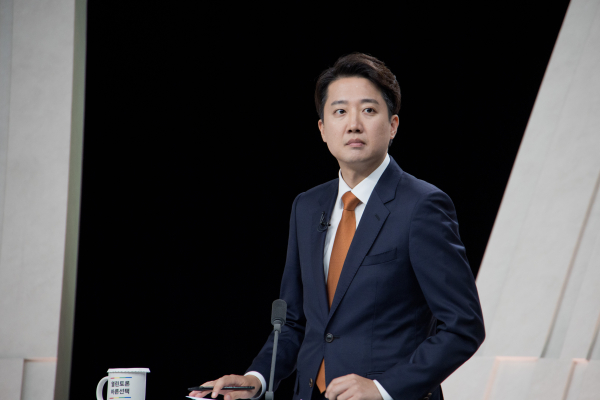개혁신당 이준석 후보가 지난 27일 서울 마포구 상암동 MBC 스튜디오에서 열린 정치 분야 TV토론회를 준비하고 있다. /사진=국회사진기자단