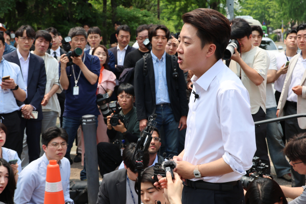 개혁신당 이준석 대선 후보가 사전투표를 하루 앞둔 28일 서울 여의도공원에서 유세를 마친 뒤 취재진의 질문에 답하고 있다. /사진=연합뉴스