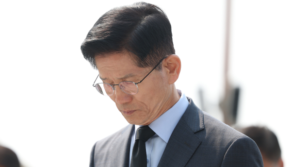 국민의힘 김문수 대선후보가 김태호 등 같은 당 의원과 함께 28일 오전 경남 창원시 마산회원구 국립3.15민주묘지를 방문해 묵념하고 있다. /사진=연합뉴스