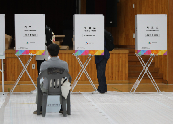 제21대 대통령선거 사전투표 첫날인 29일 대전 유성구 어은중학교에서 유권자들이 를 행사하고 있다. /사진=연합뉴스