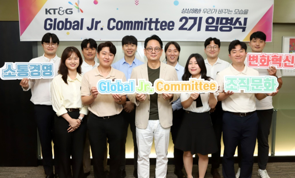 @ 방경만 KT&G 사장(가운데)이 29일 열린 임명식에서 ‘글로벌 주니어 커미티’ 2기 구성원들과 기념사진을 촬영하는 모습. /사진=KT&G