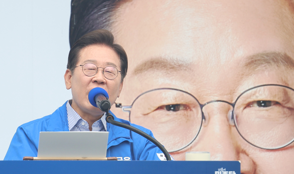 더불어민주당 이재명 대선 후보가 선거를 하루 앞둔 2일 서울 강북구 북서울꿈의숲 서문광장에서 시민들에게 지지를 호소하고 있다. /사진=연합뉴스