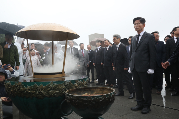국민의힘 김문수 대선 후보가 2일 오전 제주시 봉개동 4·3평화공원을 찾아 제단에 분향·헌화하고 있다. 사진=제주도사진기자회
