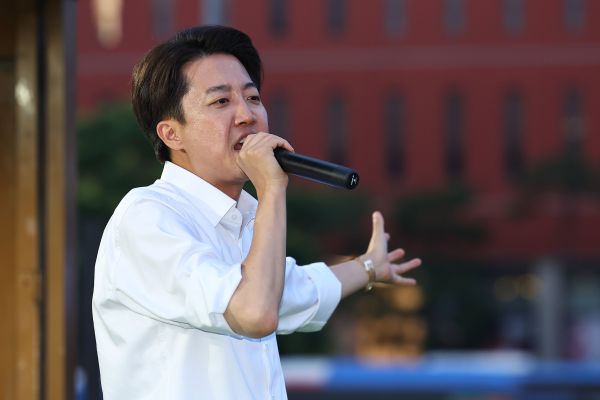개혁신당 이준석 대선후보가 1일 저녁 서울역 앞 광장에서 유권자들에게 지지를 호소하고 있다. /사진=연합뉴스