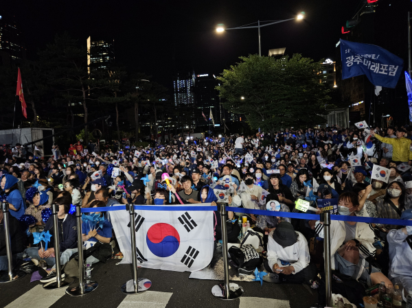 이재명 대통령 당선인이 4일 서울 여의도 글래드호텔 인근에 설치된 민주당 개표방송 무대에서 지지자들에게 당선 소감을 전했다. /사진=김희선 기자