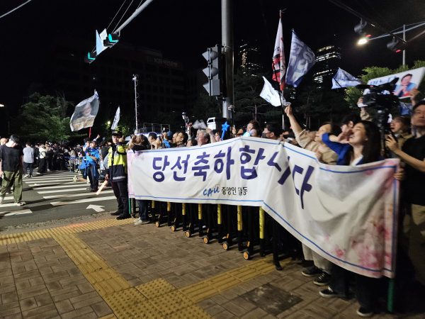 지난 3일 늦은 오후부터 국회대로에서 더불어민주당 개표방송을 함께 지켜본 이재명 대통령 당선인 지지자들. /사진=김희선 기자