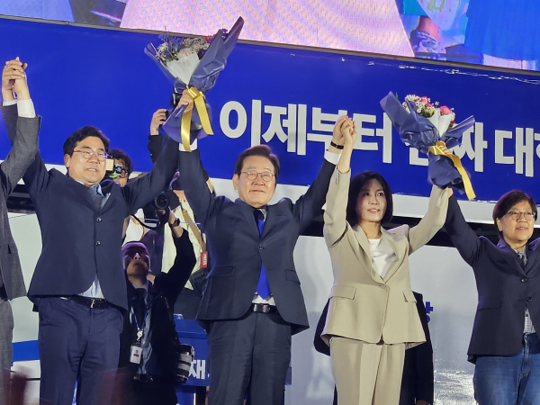 이재명 대통령 당선인이 4일 서울 여의도 글래드호텔 인근에 설치된 민주당 개표방송 무대에서 지지자들에게 인사했다. /사진=김희선 기자