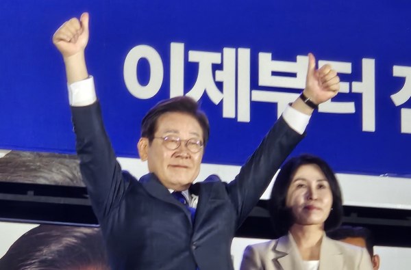 이재명 대통령 당선인이 4일 서울 여의도 글래드호텔 인근에 설치된 민주당 개표방송 무대에서 지지자들에게 인사했다. /사진=김희선 기자