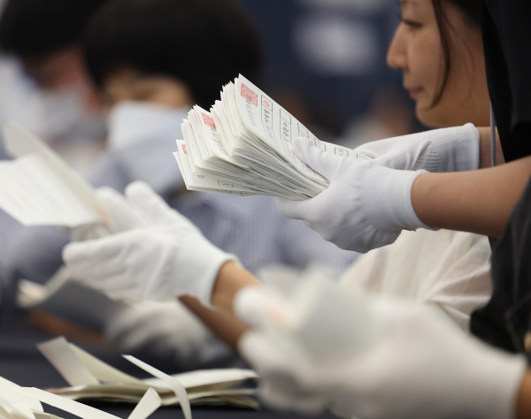 제21대 대통령 선거일인 전날 서울 광진구 세종대학교 컨벤션센터에 설치된 개표소에서 개표사무원들이 표를 분류하고 있다. /사진=연합뉴스