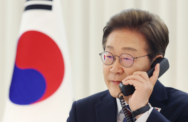 이재명 대통령이 지난 6월 6일 서울 한남동 관저에서 도널드 트럼프 미국 대통령과 전화 통화를 하기 위해 수화기를 들고 있다. /사진=연합뉴스