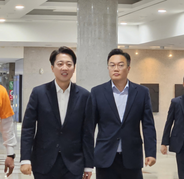 이준석 개혁신당 의원이 지난 3일 대통령선거 출구조사 이후 국회에 마련된 개표상황실에 모습을 드러냈다. /사진=김희선 기자