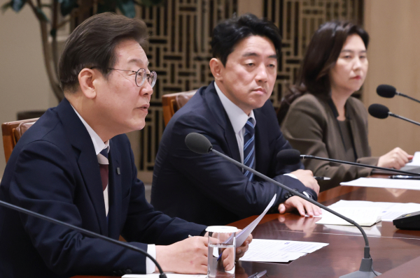 이재명 대통령이 지난 4일 서울 용산 대통령실 청사에서 '대통령 1호 명령, 비상경제점검 태스크포스(TF) 회의'를 주재하고 있다./사진=연합뉴스