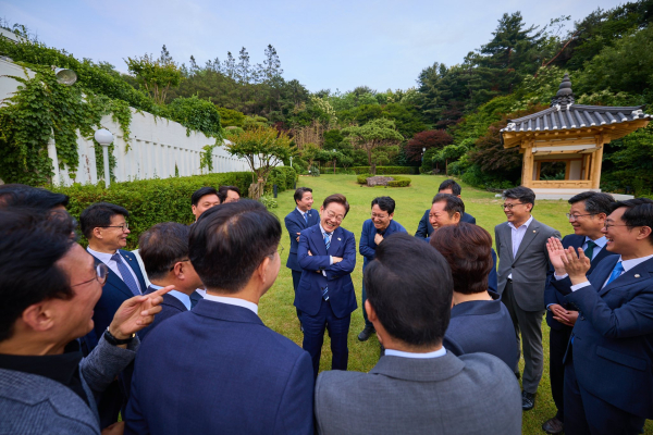 이재명 대통령이 7일 서울 한남동 관저에서 만찬에 참석한 더불어민주당 지도부 의원들과 대화하고 있다. /사진=이재명 대통령 SNS 캡처