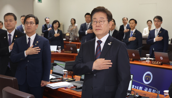 이재명 대통령이 10일 서울 용산 대통령실에서 열린 국무회의에서 국기에 경례하고 있다. /사진=연합뉴스