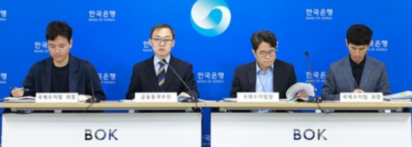 올해 4월 우리나라 경상수지가 57억 달러 흑자를 기록하며 24개월 연속 흑자 행진을 이어갔다. 김태호 한은 국제수지팀 과장(왼쪽부터), 송재창 금융통계부장, 김성준 국제수지팀장, 권수한 국제수지팀 과장이 브리핑을 하고 있다 / 사진= 한국은행