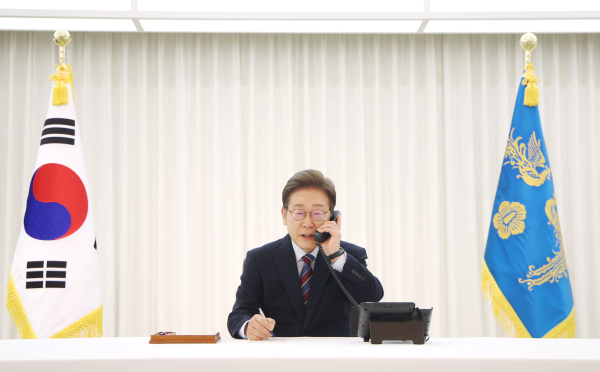 이재명 대통령이 6일 서울 한남동 관저에서 도널드 트럼프 미국 대통령과 전화 통화를 하기 위해 수화기를 들고 있다./사진=연합뉴스
