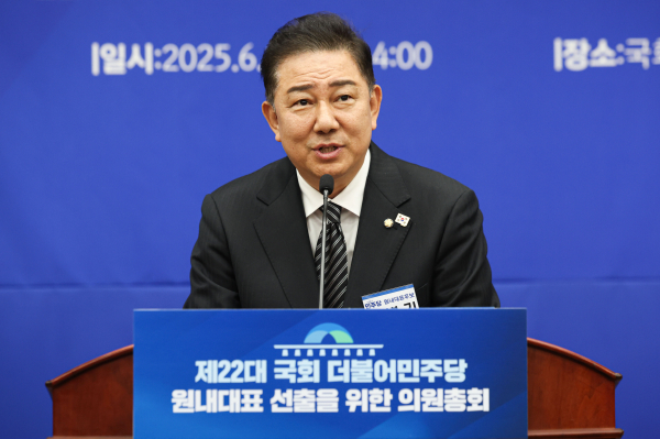 더불어민주당 원내대표로 당선된 김병기 의원이 13일 국회 의원총회 회의장에서 수락 연설을 하고 있다. /사진=공동취재
