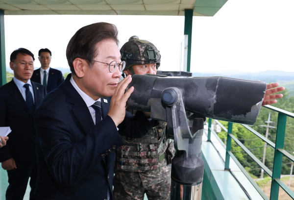 이재명 대통령이 13일 경기도 연천군 육군 25사단 비룡전망대에서 망원경으로 북측 지역을 보고 있다. /사진=연합뉴스
