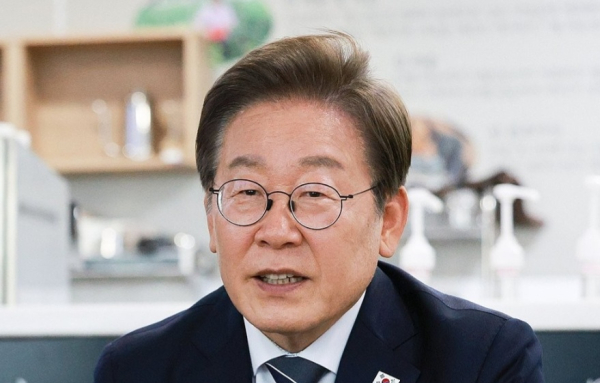 이재명 대통령이 지난 13일 경기도 파주시 장단면 행정복지센터에서 접경지 주민 간담회를 하고 있다. /사진=대통령통신사진기자단