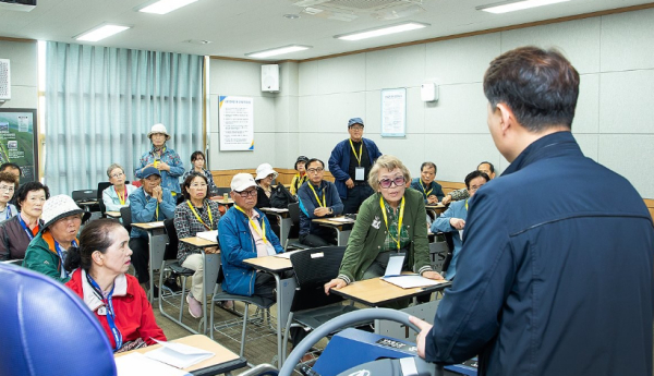 최근 크게 늘고 있는 고령 운전자의 사고 예방을 위한 해법으로 운전 제한보다는 기술적 보완과 인센티브 제공을 우선 고려해야 한다는 제언이 나왔다. 사진은 한 자동차 회사가 실시하고 있는 고령 운전자들의 교통사고 예방 및 효과적인 대처를 위한 실습 교육 모습 / 사진= 연합뉴스