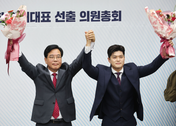 국민의힘 신임 원내대표로 당선된 송언석 의원이 16일 원내대표 선출 의원총회가 열린 국회 회의장에서 김용태 비상대책위원장과 기념촬영을 하고 있다. /사진=연합뉴스